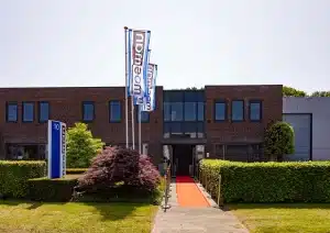 Pand Mosman met wapperende vlaggen en heldere lucht