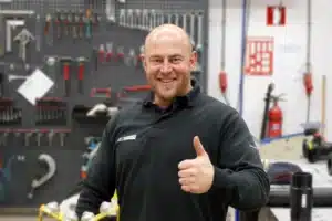 Nieuwe productiemedewerker poseert met duim omhoog